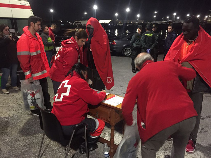 Motril habilita parte de su pabellón deportivo para acoger a inmigrantes